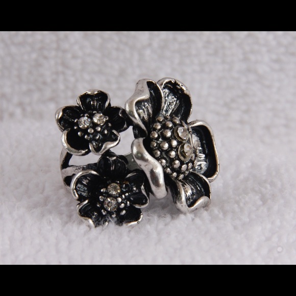 Flowered rings - Picture 6 of 8